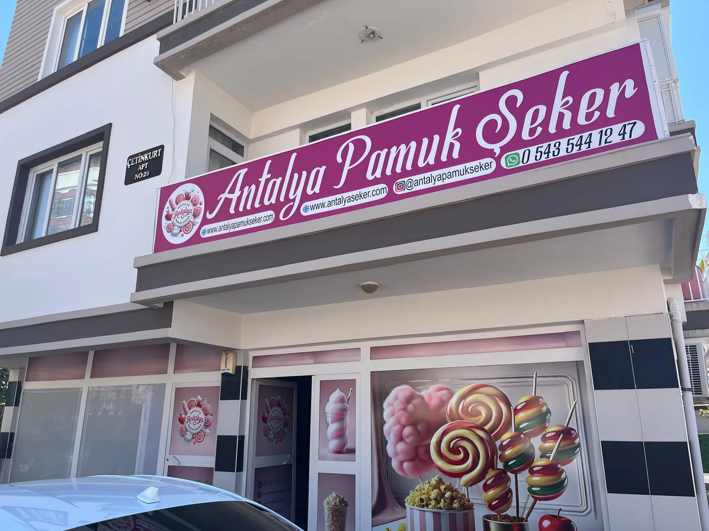 Antalya Pamuk Şeker tabelası ve mağazanın dış cephesi